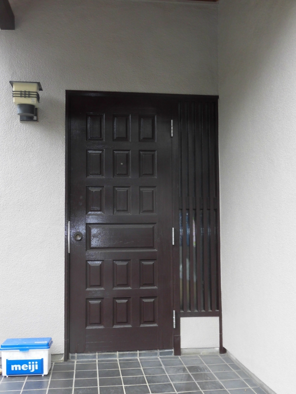 Before  築約３０年の木製の玄関ドアを取り替え！